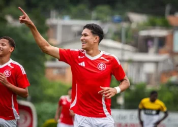 João Bezerra, jovem promessa do Internacional, comemorando um gol.