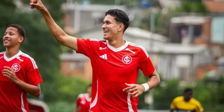 João Bezerra, jovem promessa do Internacional, comemorando um gol.