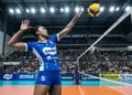 Atleta do Minas Tênis Clube realizando um ataque durante partida da Superliga de Vôlei.