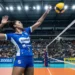 Atleta do Minas Tênis Clube realizando um ataque durante partida da Superliga de Vôlei.