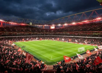 Estádio Emirates iluminado durante um jogo do Arsenal na Premier League.