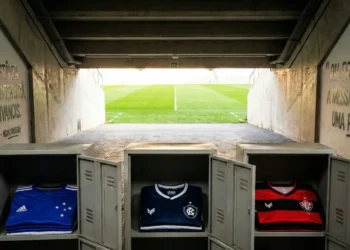 Uniformes de Cruzeiro, Remo e Vitória em um vestiário, simbolizando o mercado da bola.