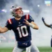 Quarterback Drake Maye dos Patriots realizando um passe durante jogo da NFL.