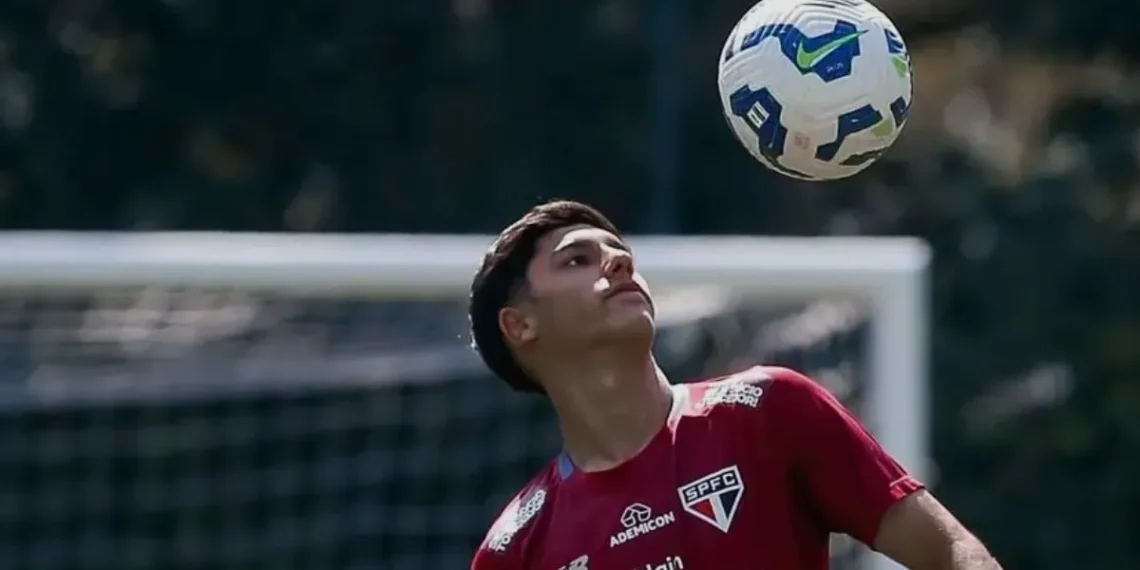 O lateral-esquerdo Nicolas Bosshardt, do São Paulo, controlando a bola durante um treino em Cotia.