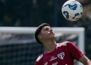 O lateral-esquerdo Nicolas Bosshardt, do São Paulo, controlando a bola durante um treino em Cotia.