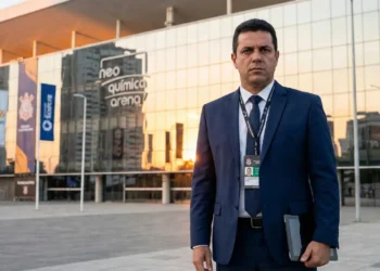 Executivo Marcelo Paz, novo diretor de futebol do Corinthians, em frente à Neo Química Arena.