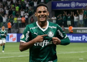 Jovem promessa do futebol brasileiro celebrando gol na Copinha 2026.