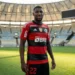 Emerson Royal posando com a camisa do Flamengo no Maracanã.