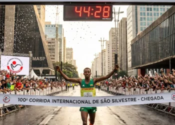 Chegada do campeão Muse Gizachew na 100ª Corrida de São Silvestre na Avenida Paulista.