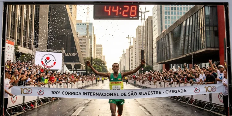 Chegada do campeão Muse Gizachew na 100ª Corrida de São Silvestre na Avenida Paulista.