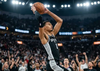 Victor Wembanyama fazendo uma enterrada pelos San Antonio Spurs em um jogo da NBA.